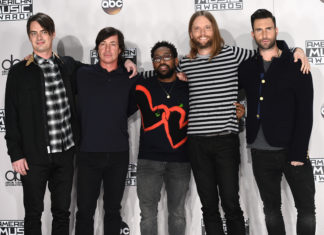 Disguised Maroon 5 and Jimmy Fallon Busk in the New York City Subway