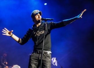 Enrique Iglesias Adds to No.1 Hits Record with “El Bano”