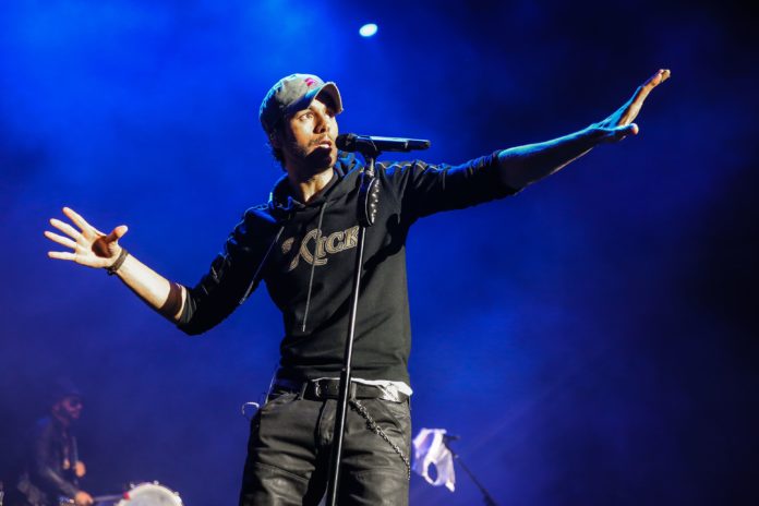 Enrique Iglesias Adds to No.1 Hits Record with “El Bano”