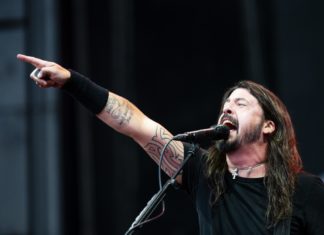 Watch Dave Grohl and Warren Haynes Perform Nirvana’s “All Apologies”