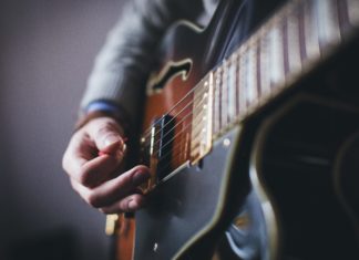 Over 450 Guitarists Gather in Sydney to Break a World Record