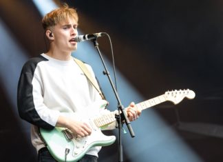 Sam Fender Drops Satirical Music Video for “Poundshop Kardashians”