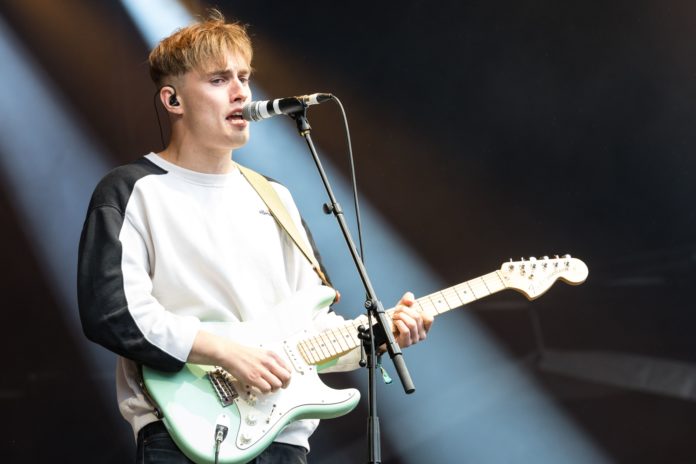 Sam Fender Drops Satirical Music Video for “Poundshop Kardashians”