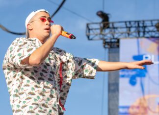 Bad Bunny’s Tops Billboard 200 With “Debí Tirar Más Fotos”