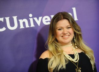Watch Kelly Clarkson and Charles Esten Cover Bruce Springsteen’s “Glory Days”