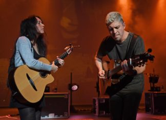 Hear Rodrigo y Gabriela’s Epic Cover of Pink Floyd’s “Echoes”