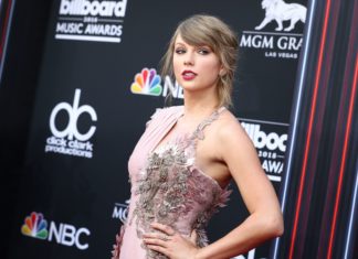 “Lover” Sells Nearly a Million Copies Before Release
