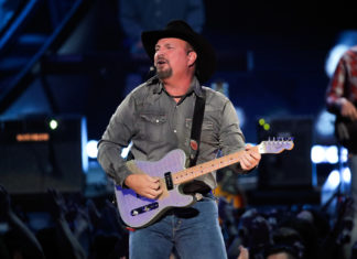 Garth Brooks Plots a Dive Bar Tour in Seven U.S. Cities