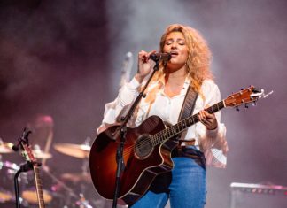 Tori Kelly Performs on the Late Show for the First Time, Receives Standing Ovation