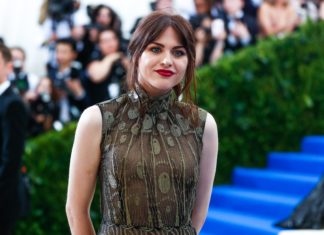 Kurt Cobain’s Daughter Releases Sweet T-shirts With Her Dad’s Art